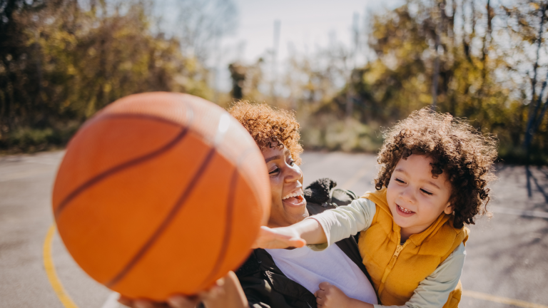Madre-Jugando-Hijo-Baloncesto.png