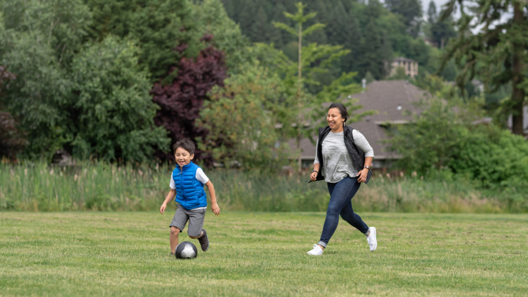 Mujer-Jugando-Hijo-Futbol.png
