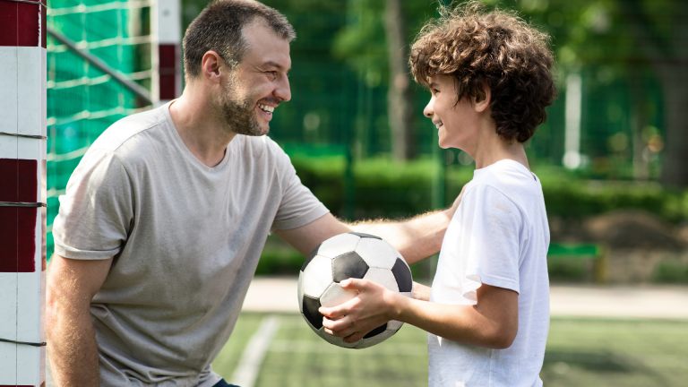 Padre-jugando-futbol-hijo.png